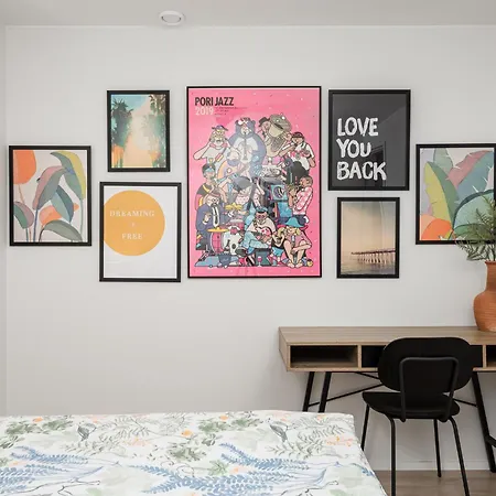 Borg Itaepuisto | Downtown Urban Loft 3-room, Balcony, 2 Tvs, Free Parking 아파트 포리